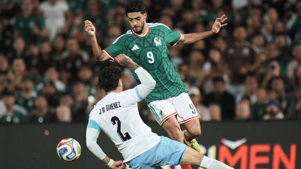  José María Giménez y Raúl Jiménez en el México-Uruguay (Fuente: Cordon Press)