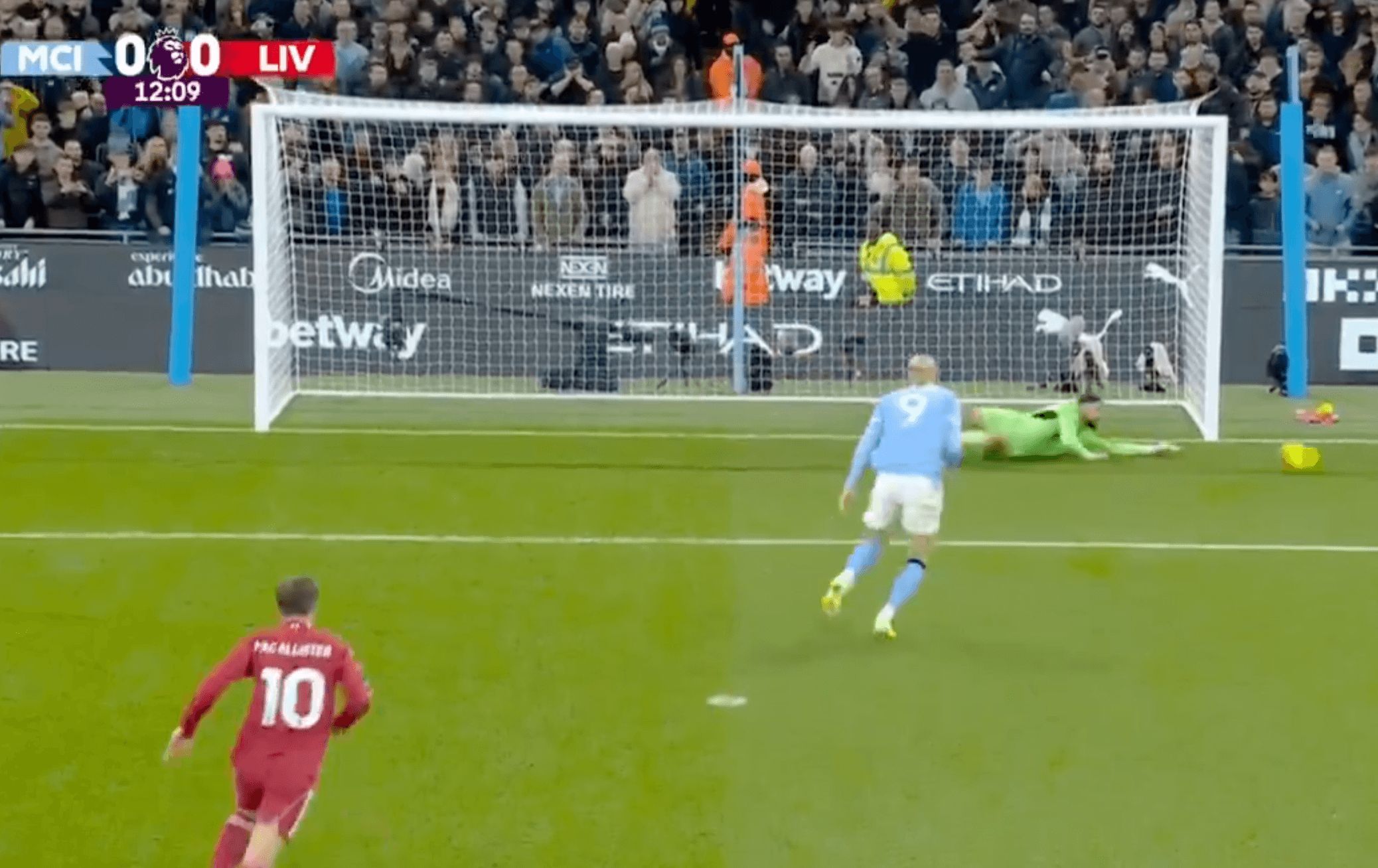  Giorgi Mamardashvili detiene un penalti a Haaland