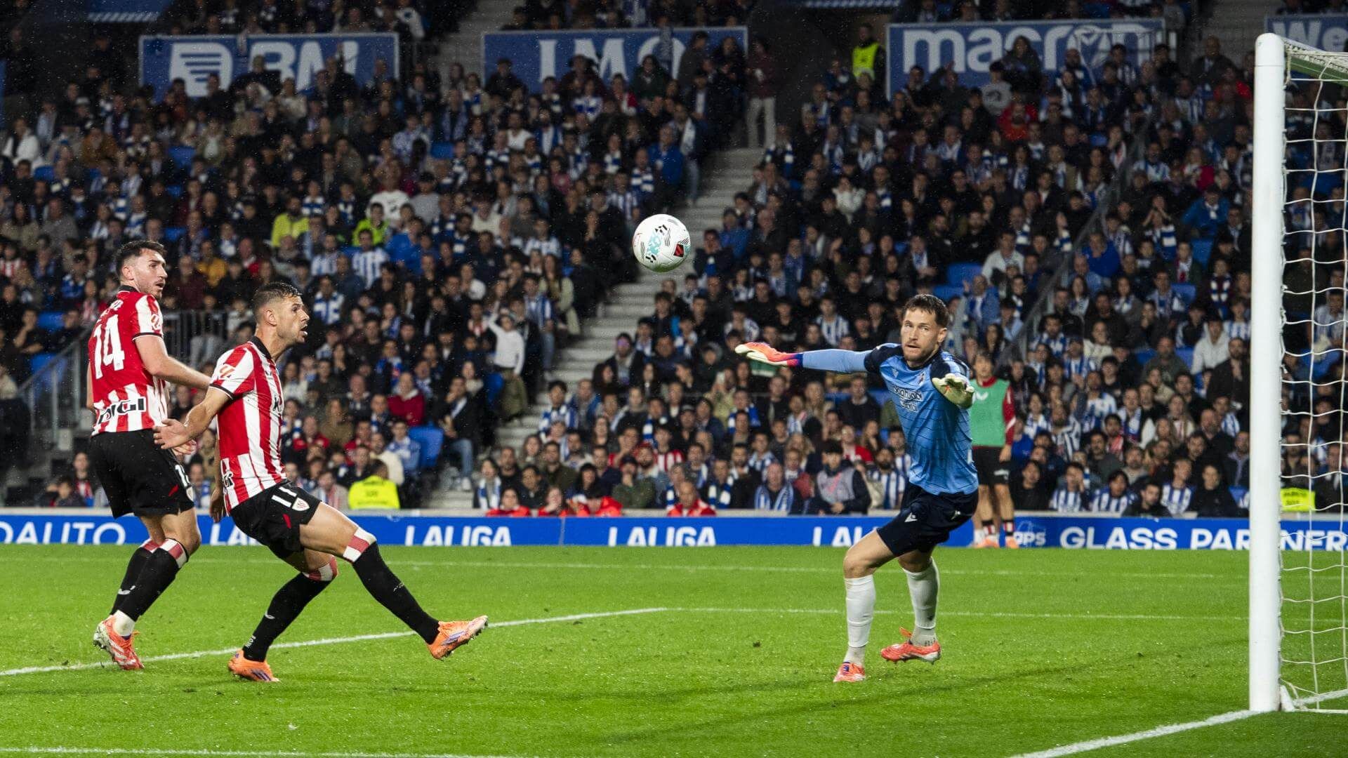  Remate ante Alex Remiro en el derbi contra la Real Sociedad en Anoeta.