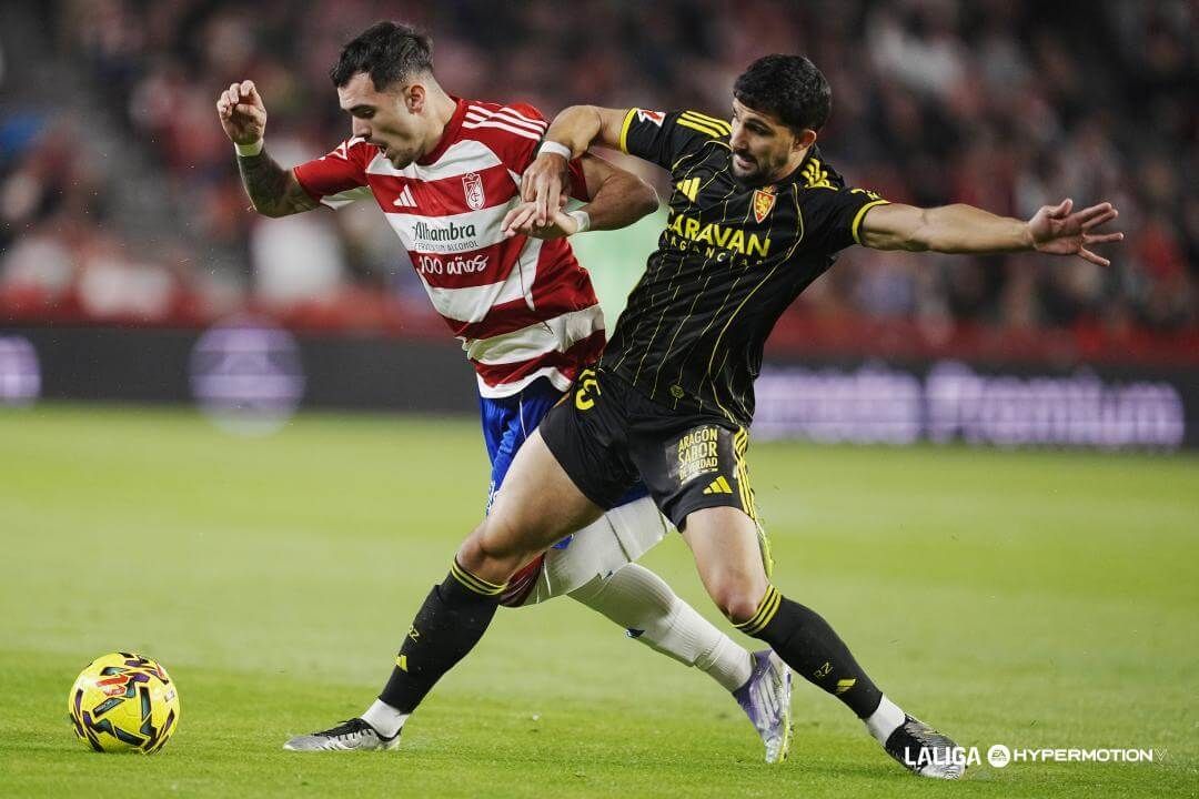  Pomares pelea un balón en el Granada-Real Zaragoza.