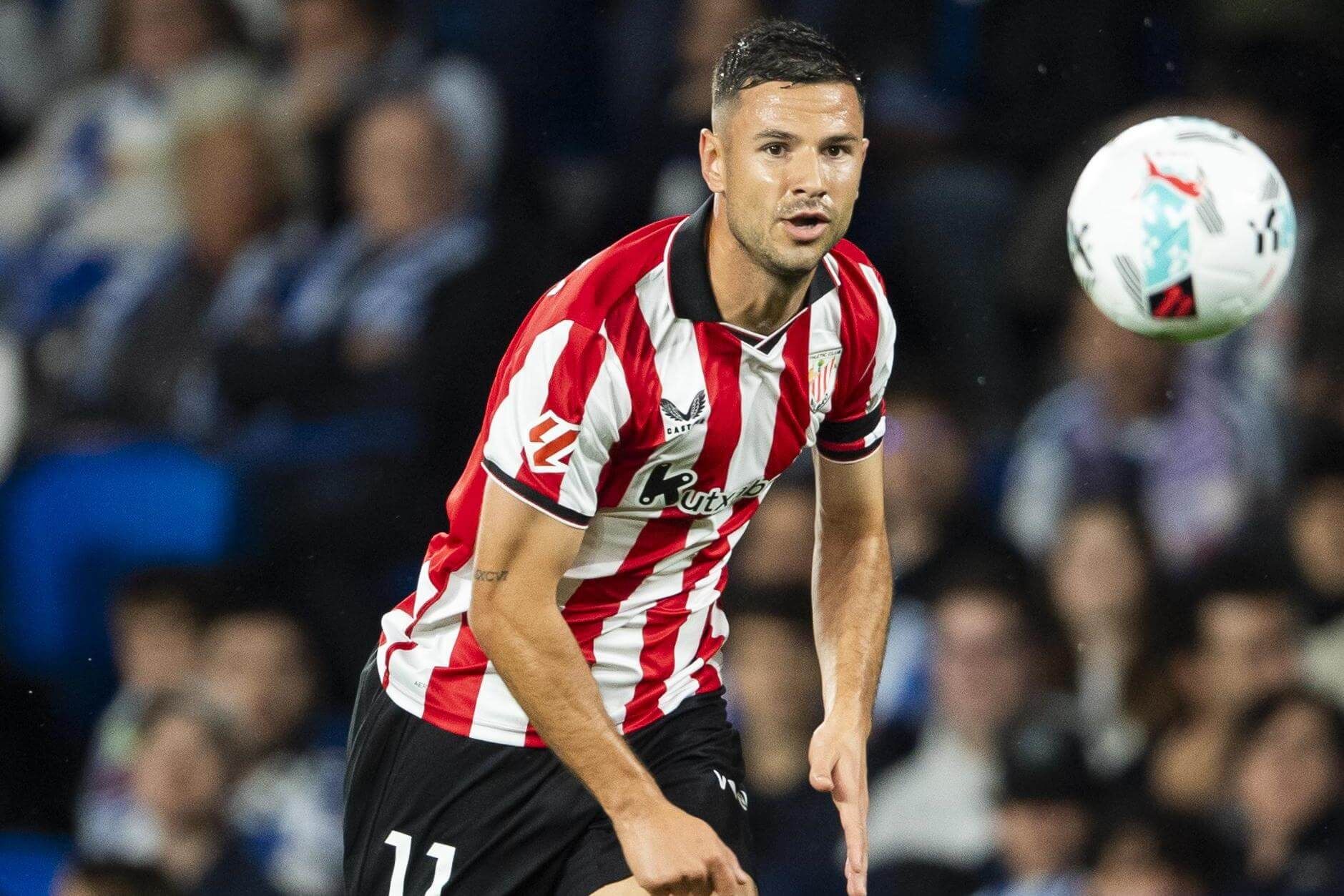 Gorka Guruzeta, un goleador en acción en el derbi vasco ante la Real Sociedad en Anoeta.