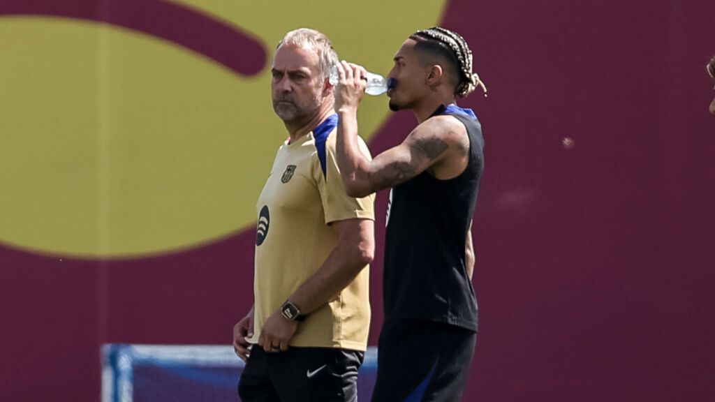  Hansi Flick y Raphinha en un entrenamiento del Barcelona (Fuente: Europa Press)