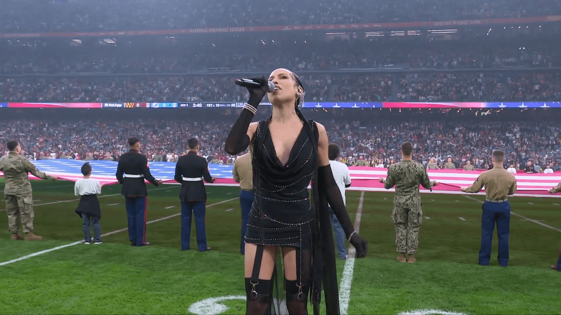  Karina Pasian canta el himno de Estados Unidos en el Dolphins-Commanders del Bernabéu.