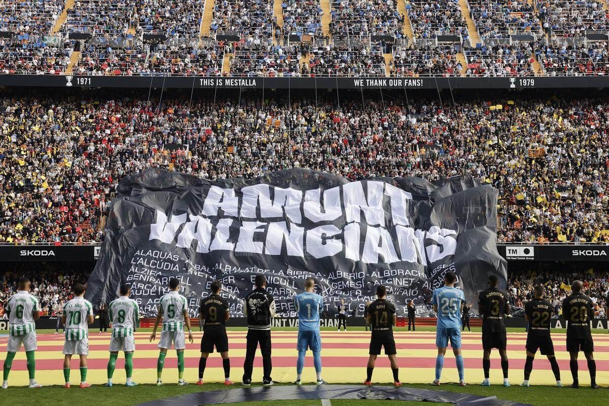  Homenaje a la DANA antes del Valencia CF - Real Betis