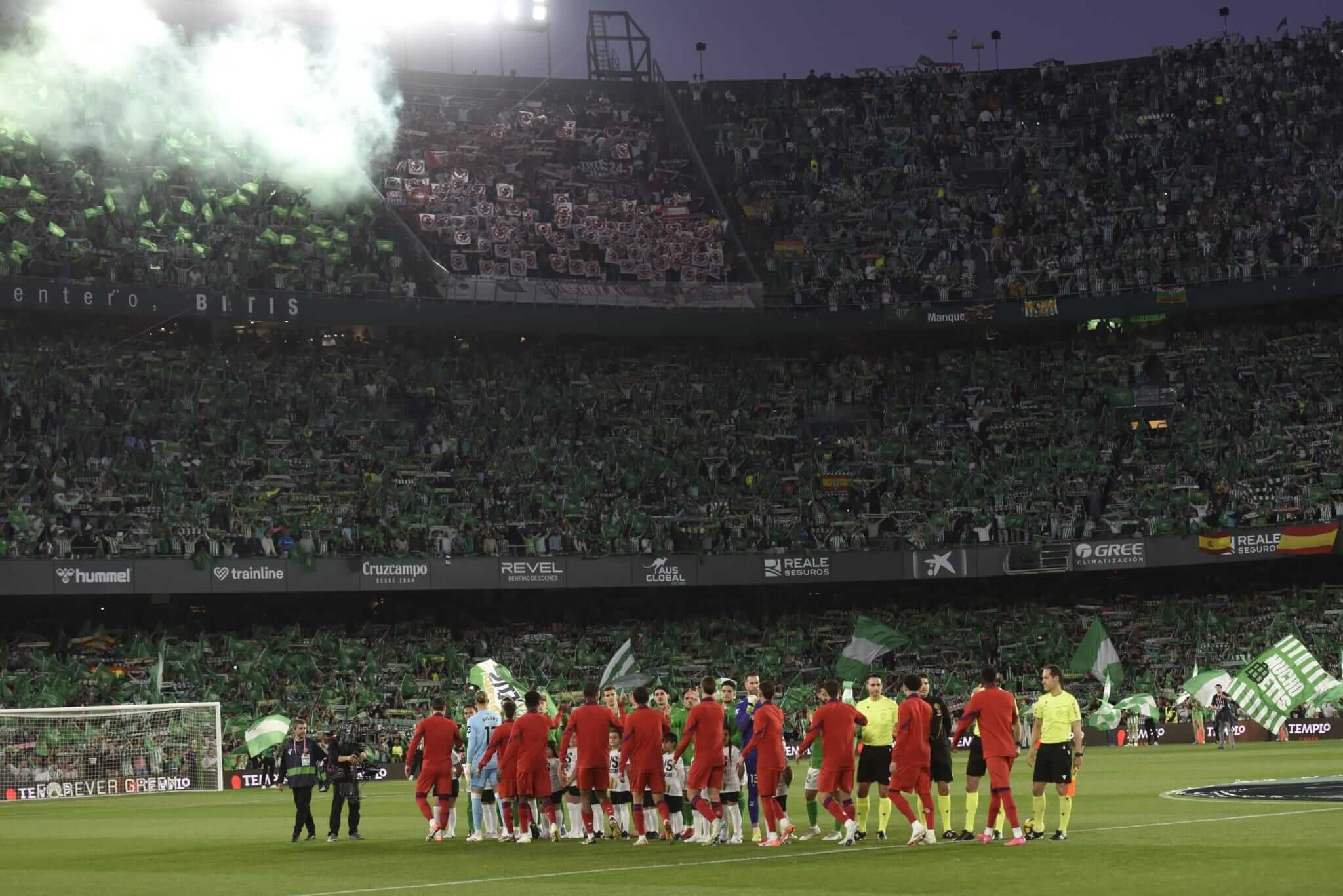Imagen previa al encuentro entre Betis y Sevilla.