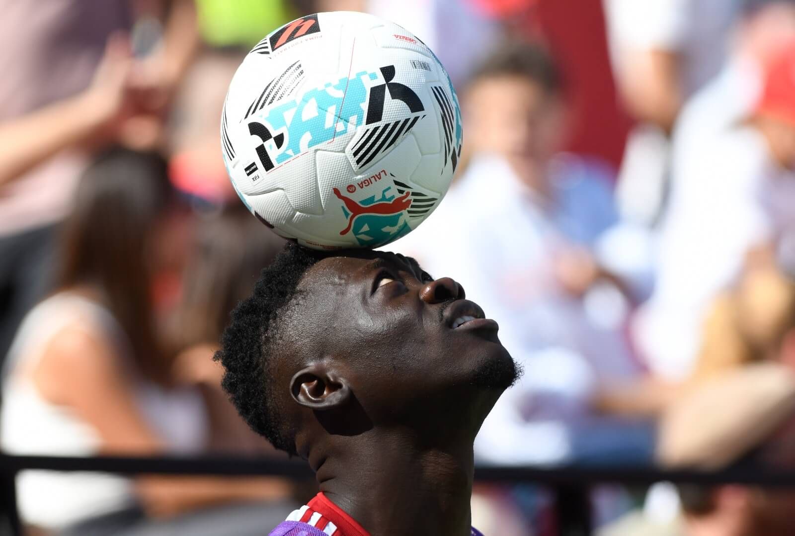  Akor Adams, 'jugando' con el balón.