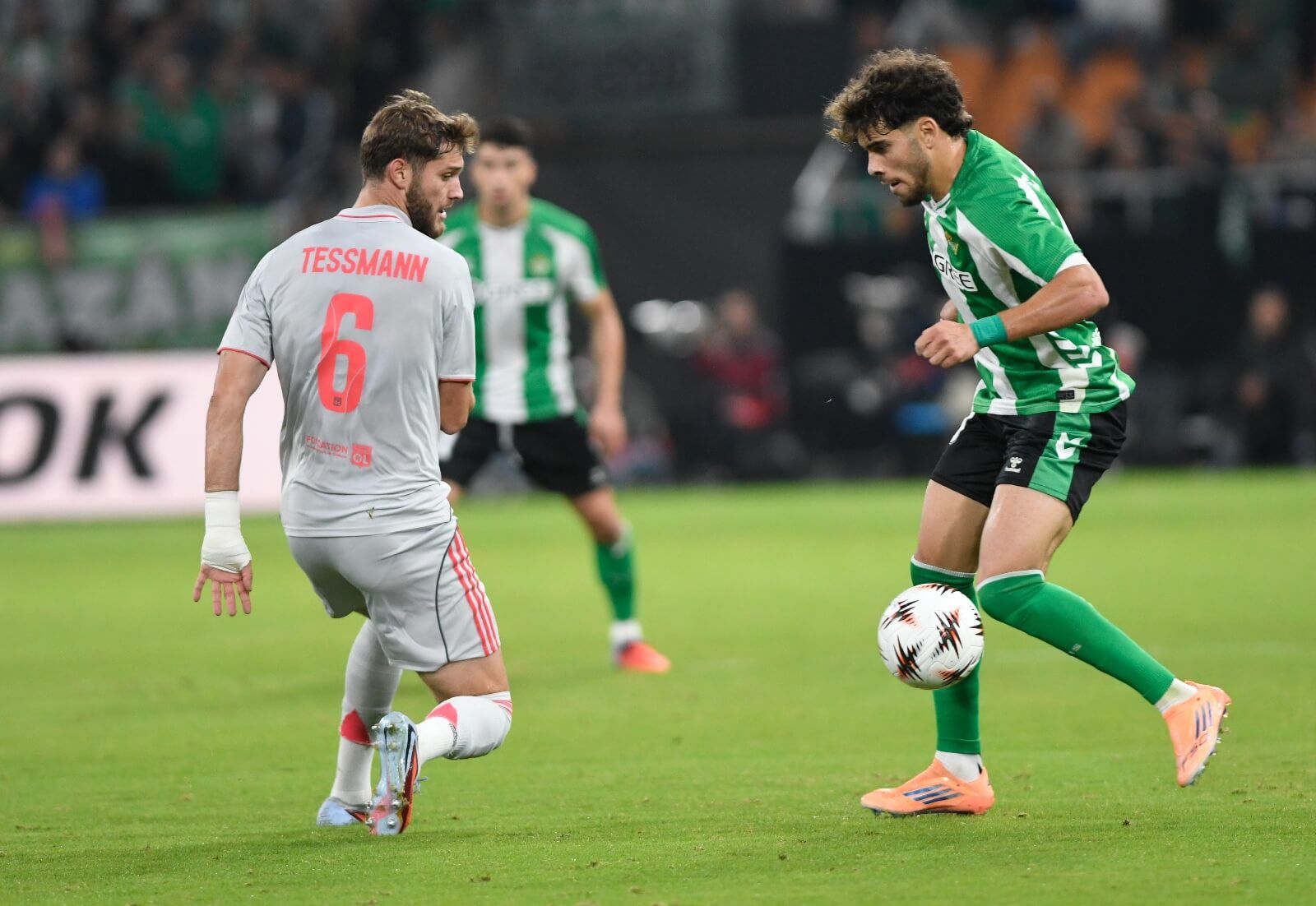  Ez Abde, ante el Lyon.