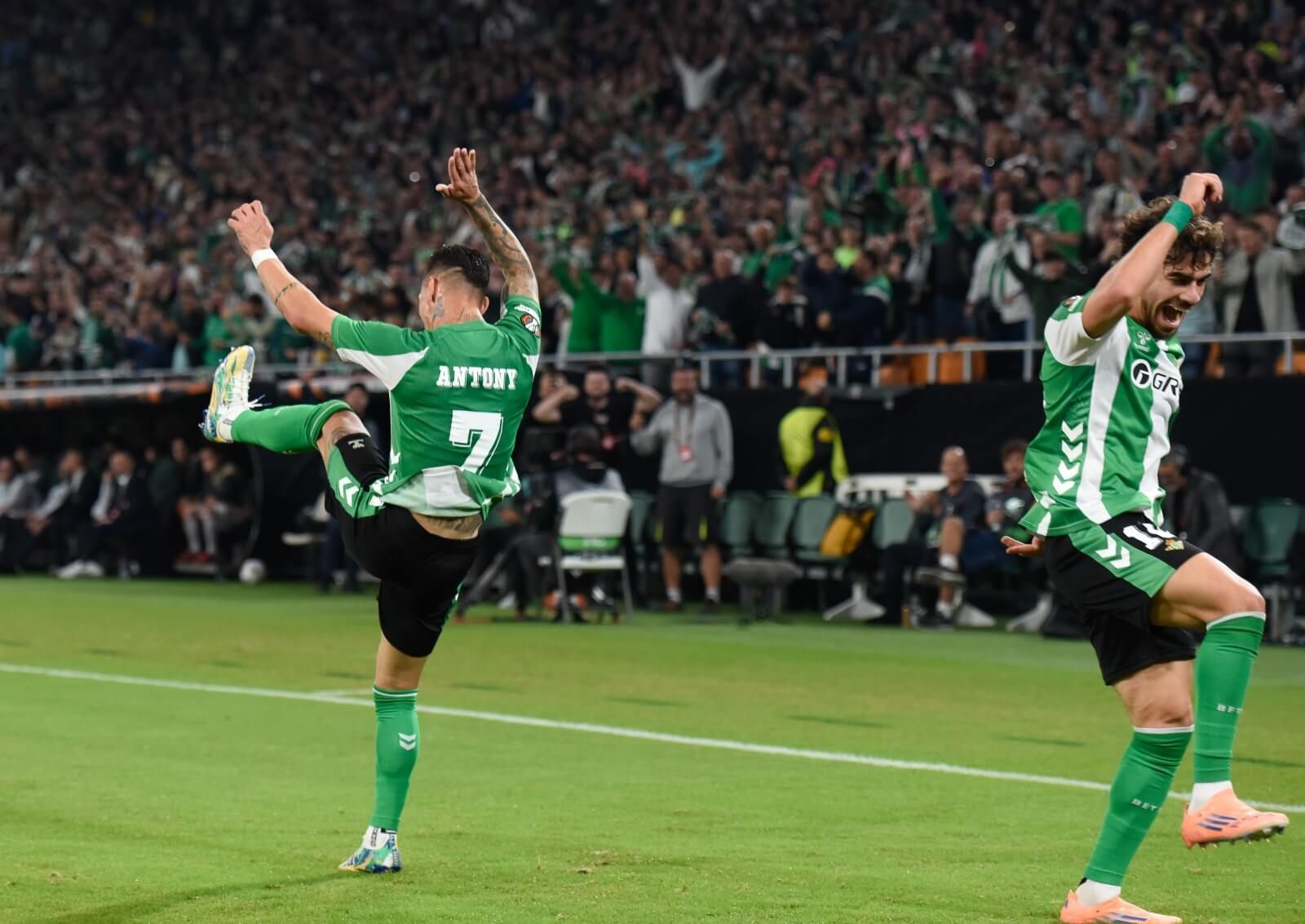  Antony y Ez Abde, celebrando un tanto ante el Lyon.