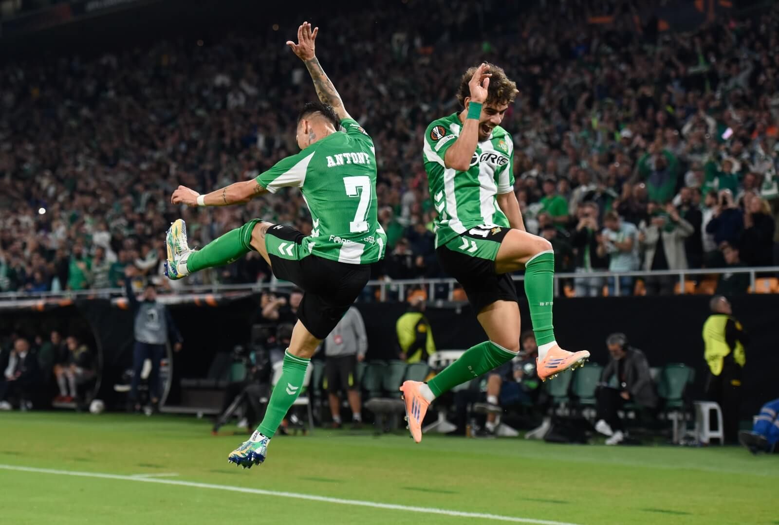  Antony y Ez Abde, celebrando un tanto ante el Lyon.