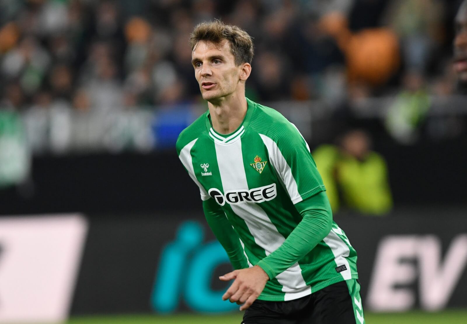  Diego Llorente, ante el Lyon.
