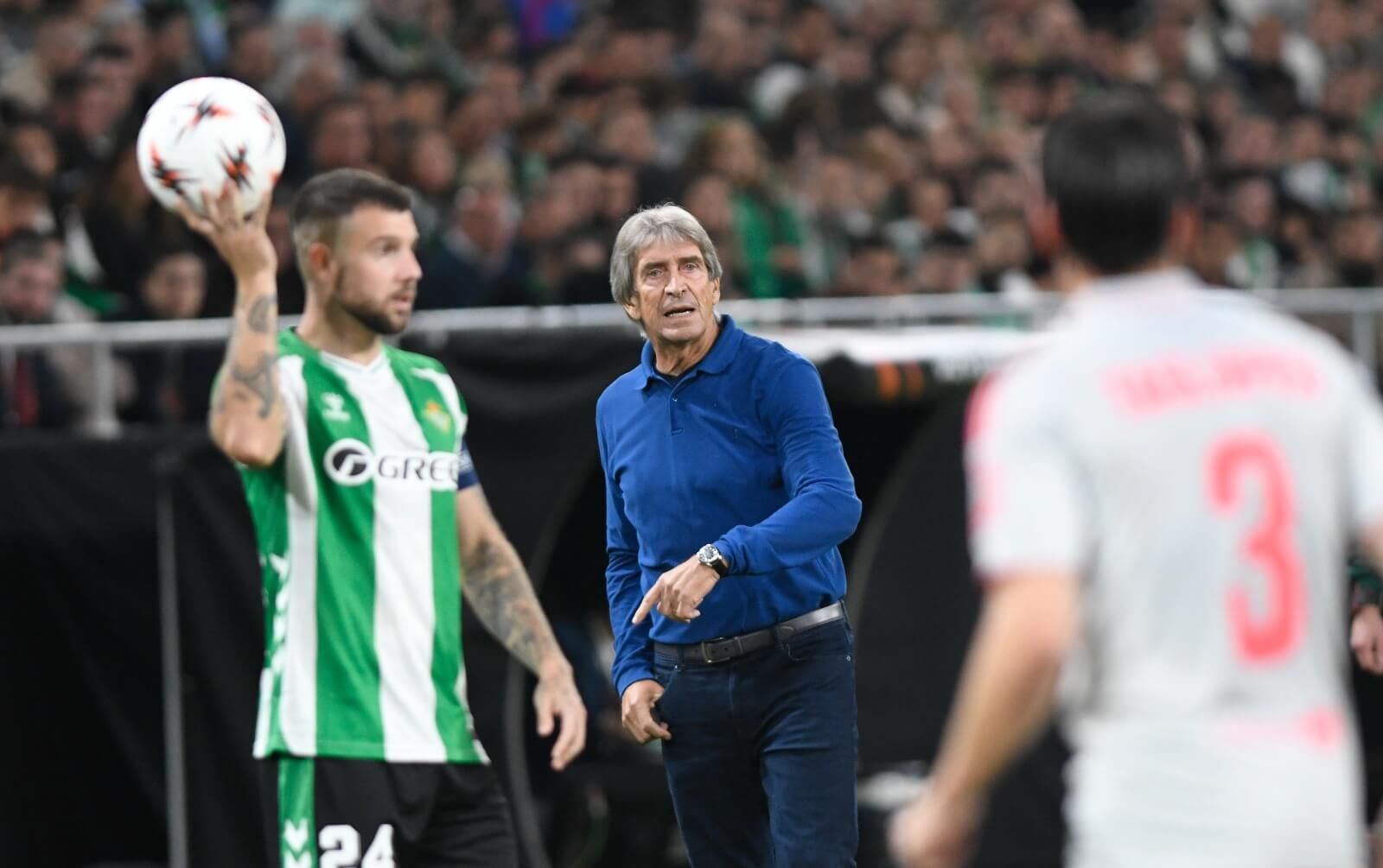  Manuel Pellegrini, tras un saque de banda de Aitor Ruibal.