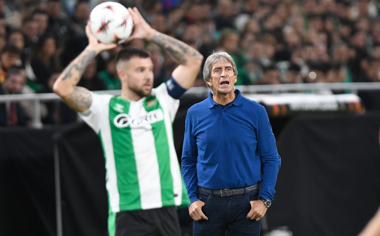  Manuel Pellegrini, tras un saque de banda de Aitor Ruibal.