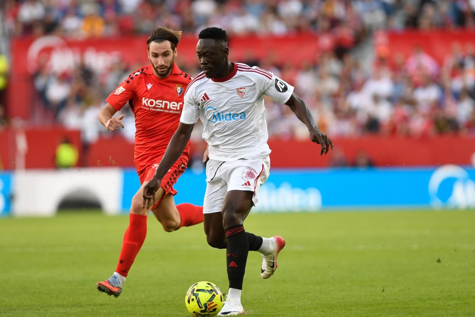  Akor Adams, ante Osasuna.