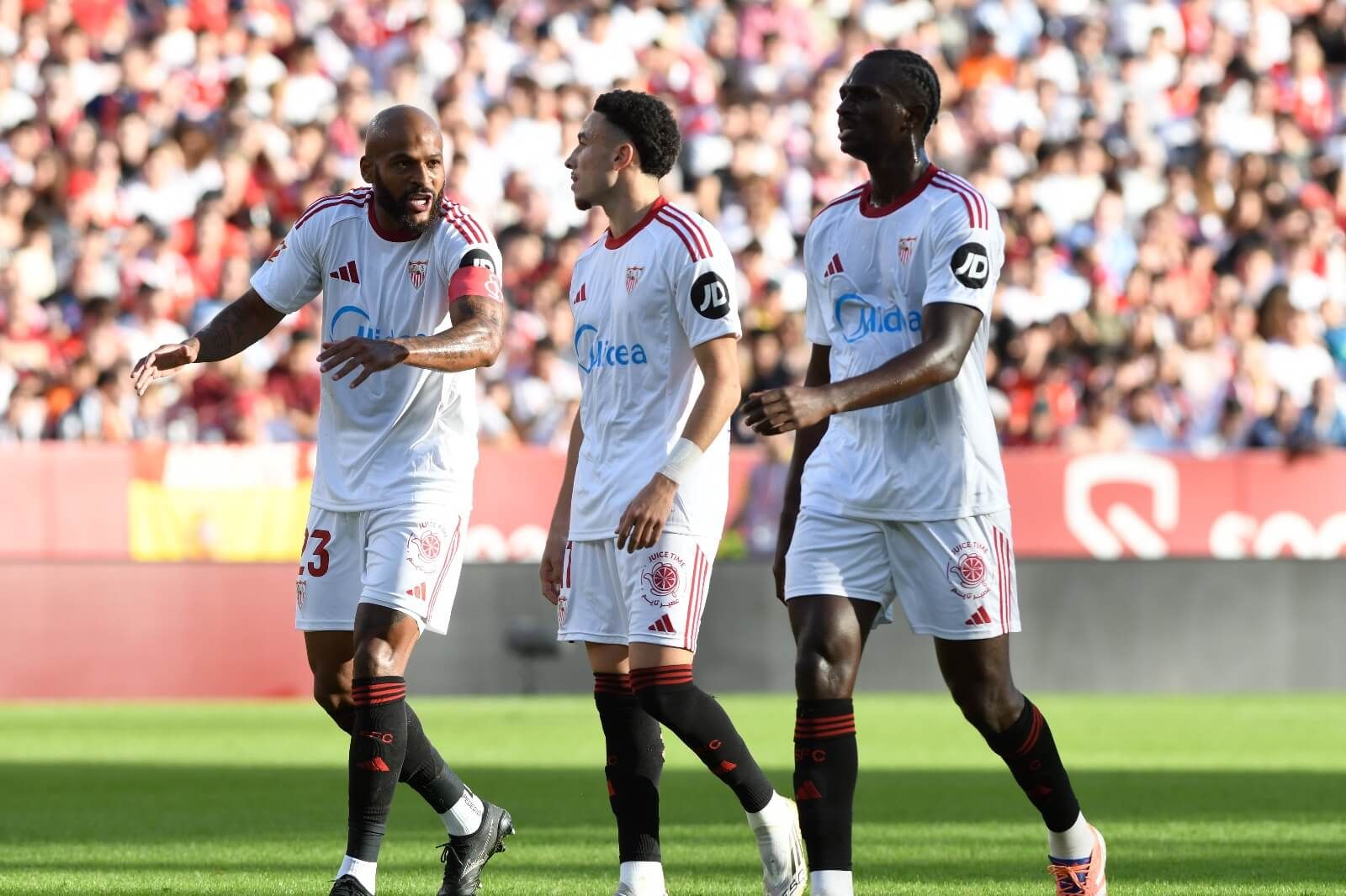 Marcao, Vargas y Nianzou, durante el Sevilla-Osasuna.