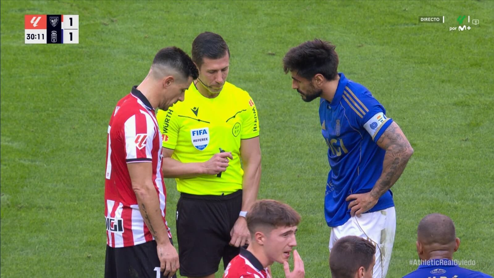 Los jugadores esperaban la decisión del VAR al gol de Colombatto. (Movistar)