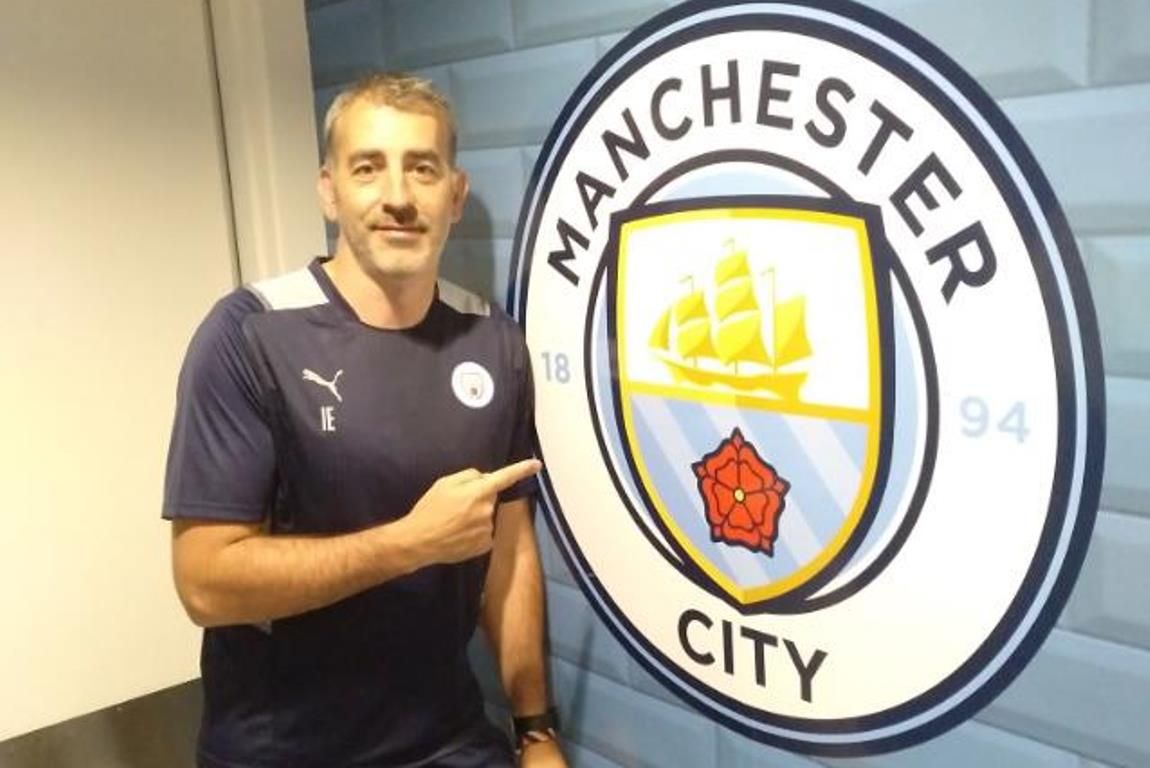  El exportero del Athletic Club Imanol Etxeberria en su etapa como formador en la cantera del Manchester City inglés.
