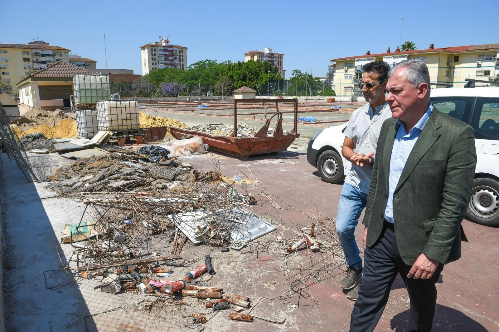 El alcalde José Luis Sanz, visitando las obras del Centro Deportivo Ontur.