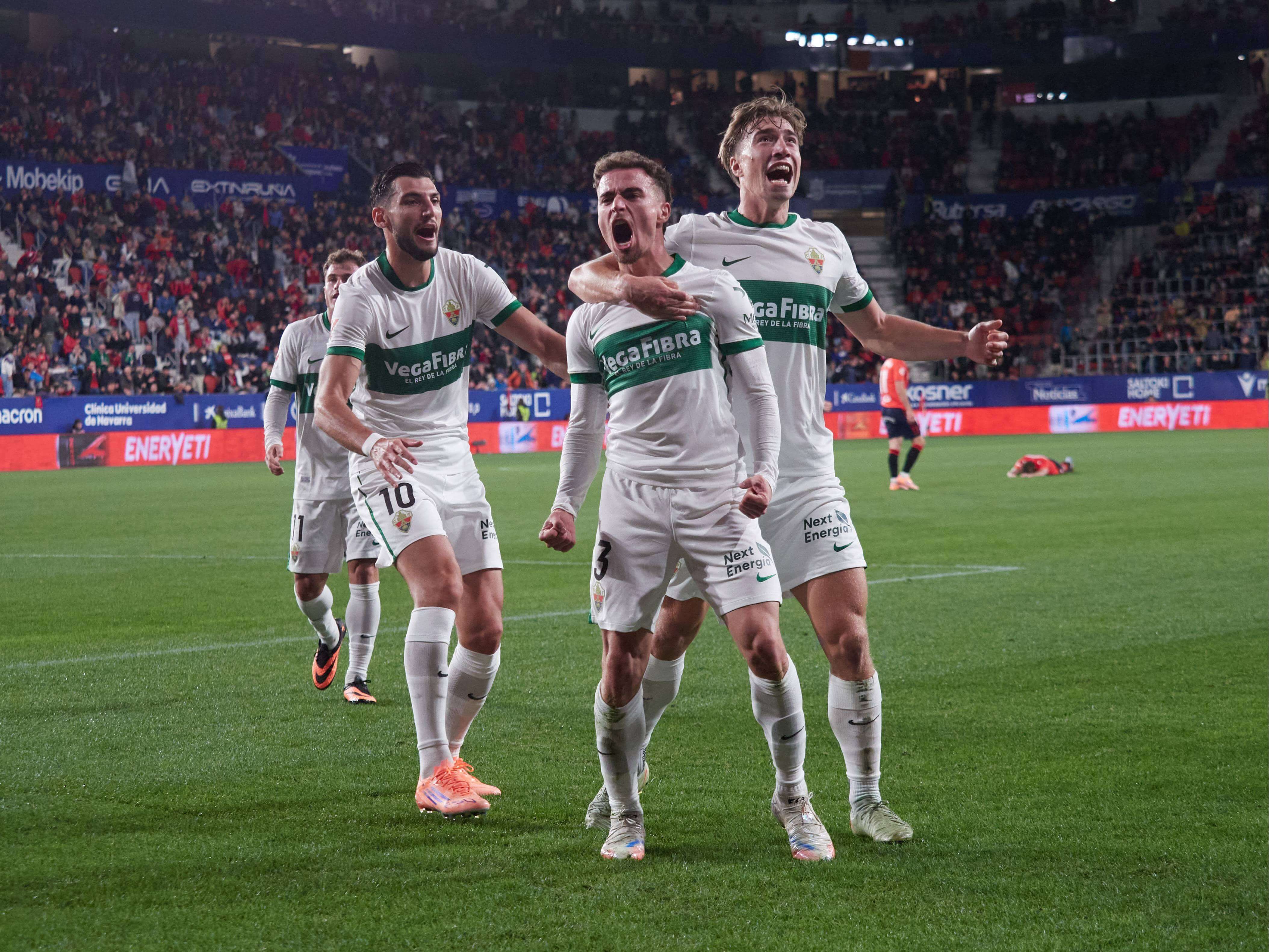 El Elche celebra un gol en El Sadar (Cordon Press)