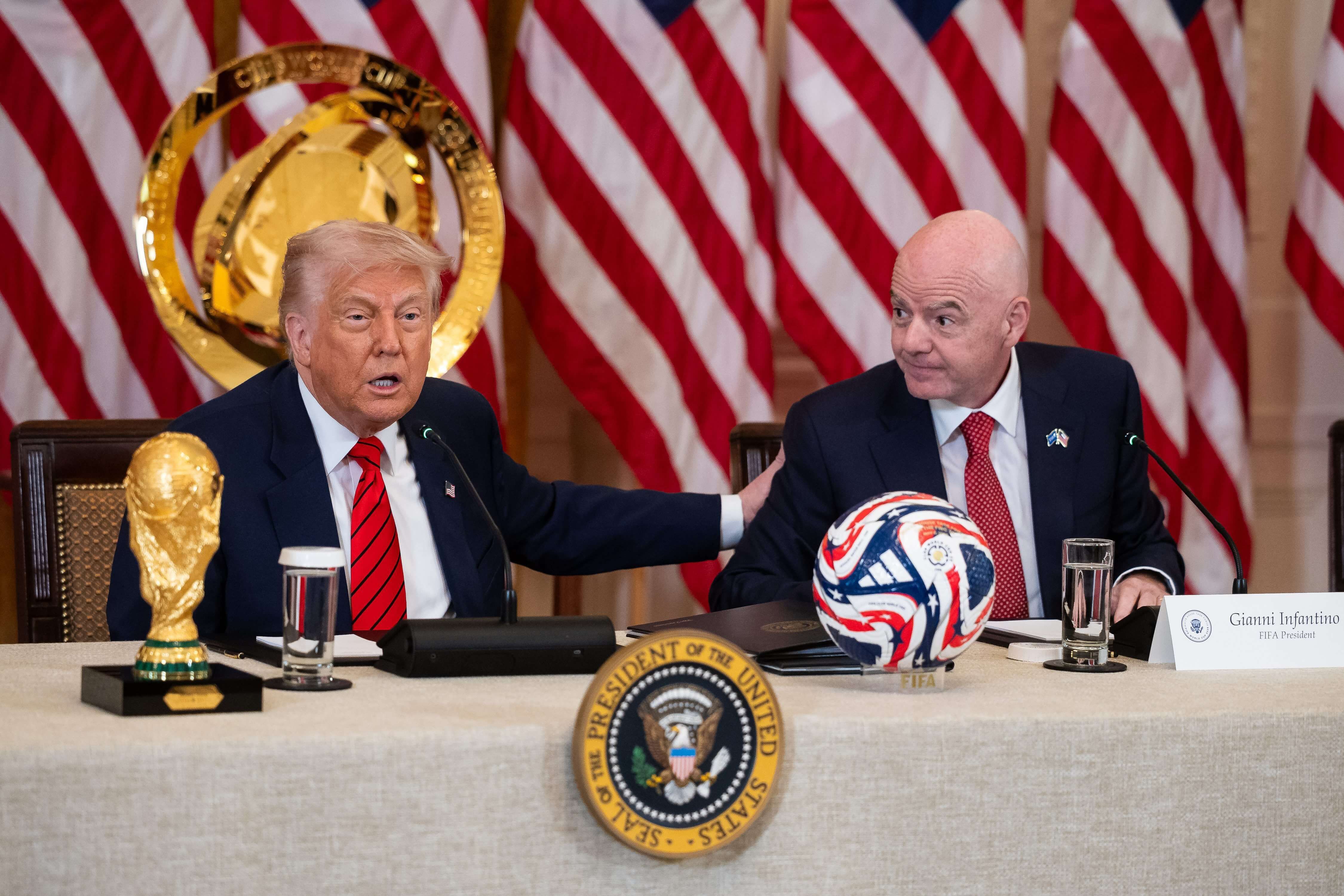 Donald Trump y Gianni Infantino, junto al trofeo del Mundial.