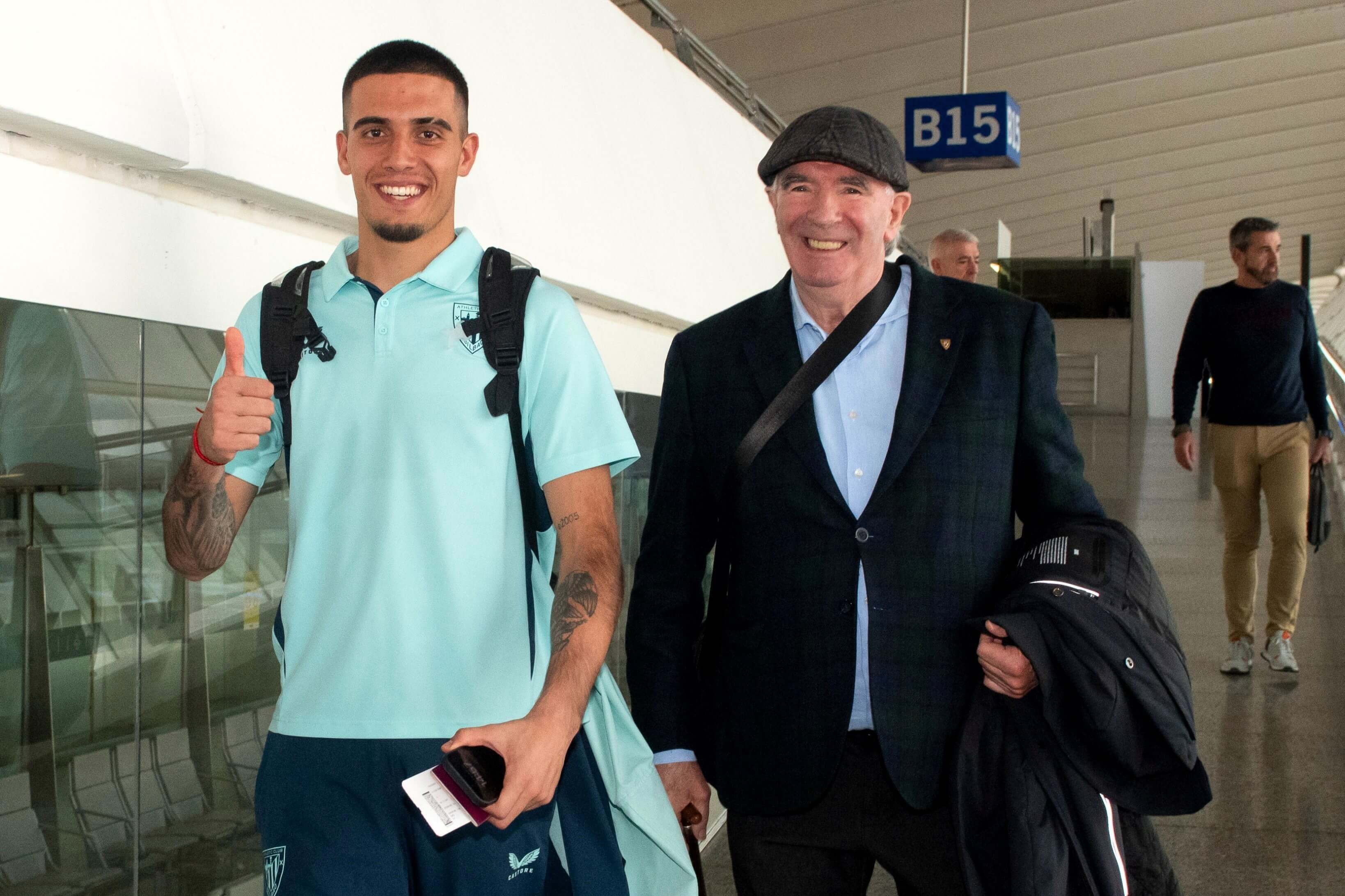  Alex Padilla e Iribar, en el aeropuerto de Loiu.