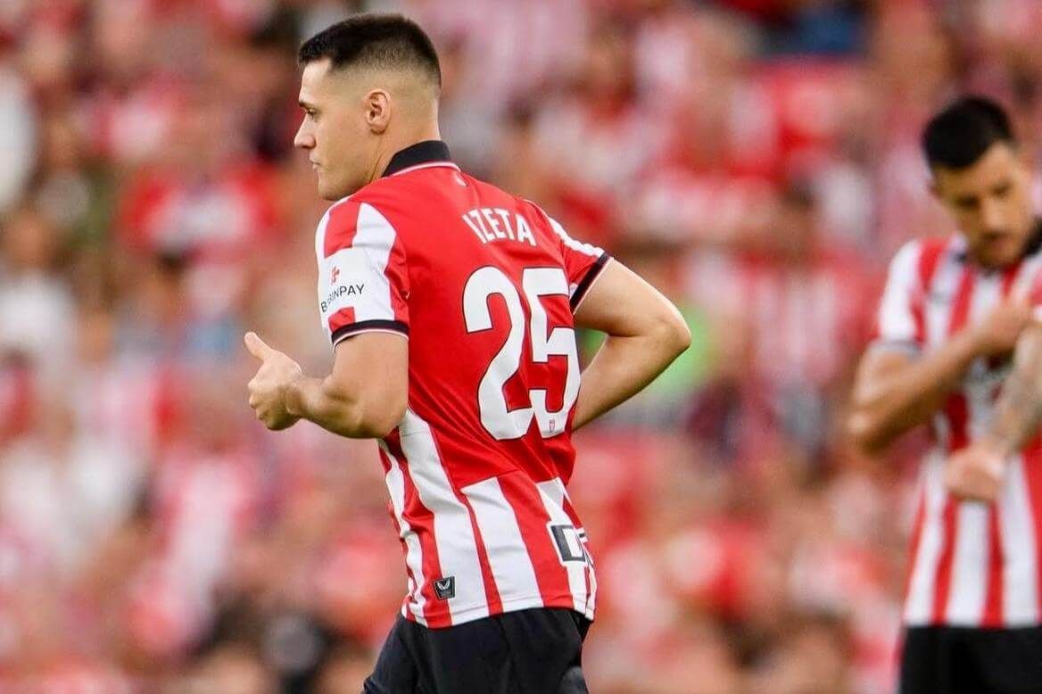 El delantero de Aia Urko Izeta sale a jugar un partido en San Mamés.