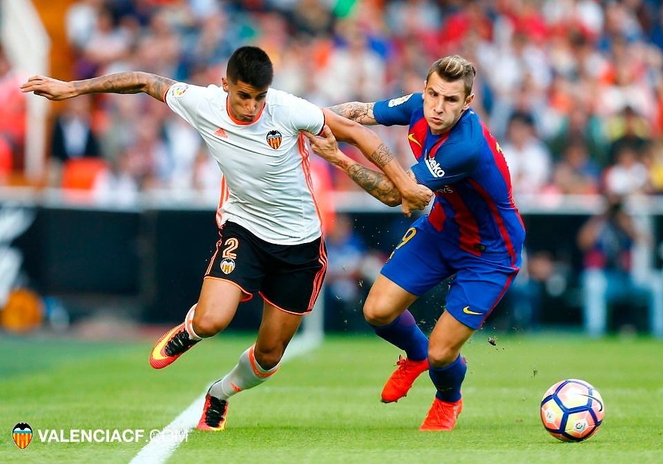  Joao Cancelo con el Valencia CF contra el FC Barcelona