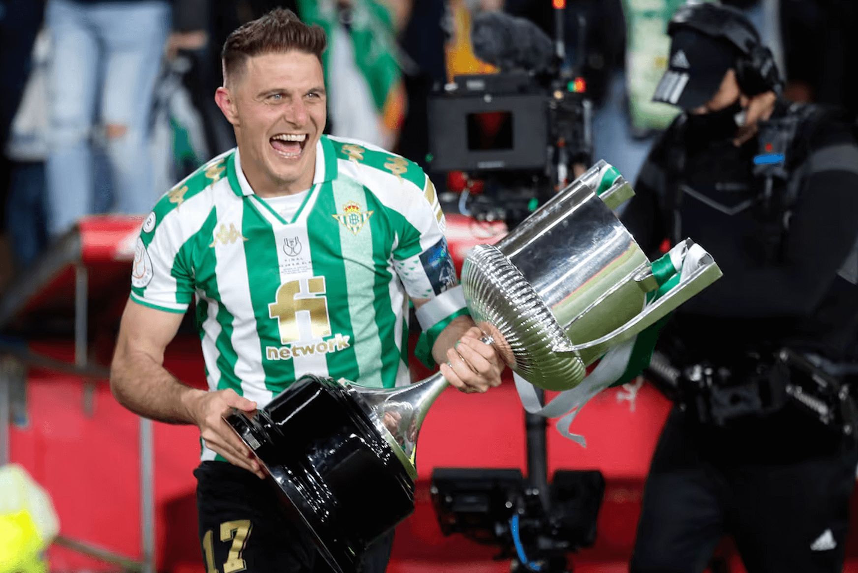  Joaquín con la Copa del Rey ganada al Valencia CF