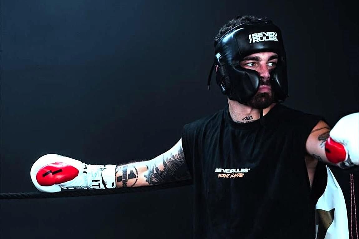  El boxeador de Etxebarri Jon Fernández en una sesión de sparring en el gimnasio.