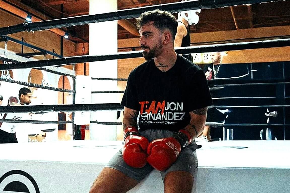  El boxeador vizcaíno Jon Fernández se prepara para hacer unos asaltos.