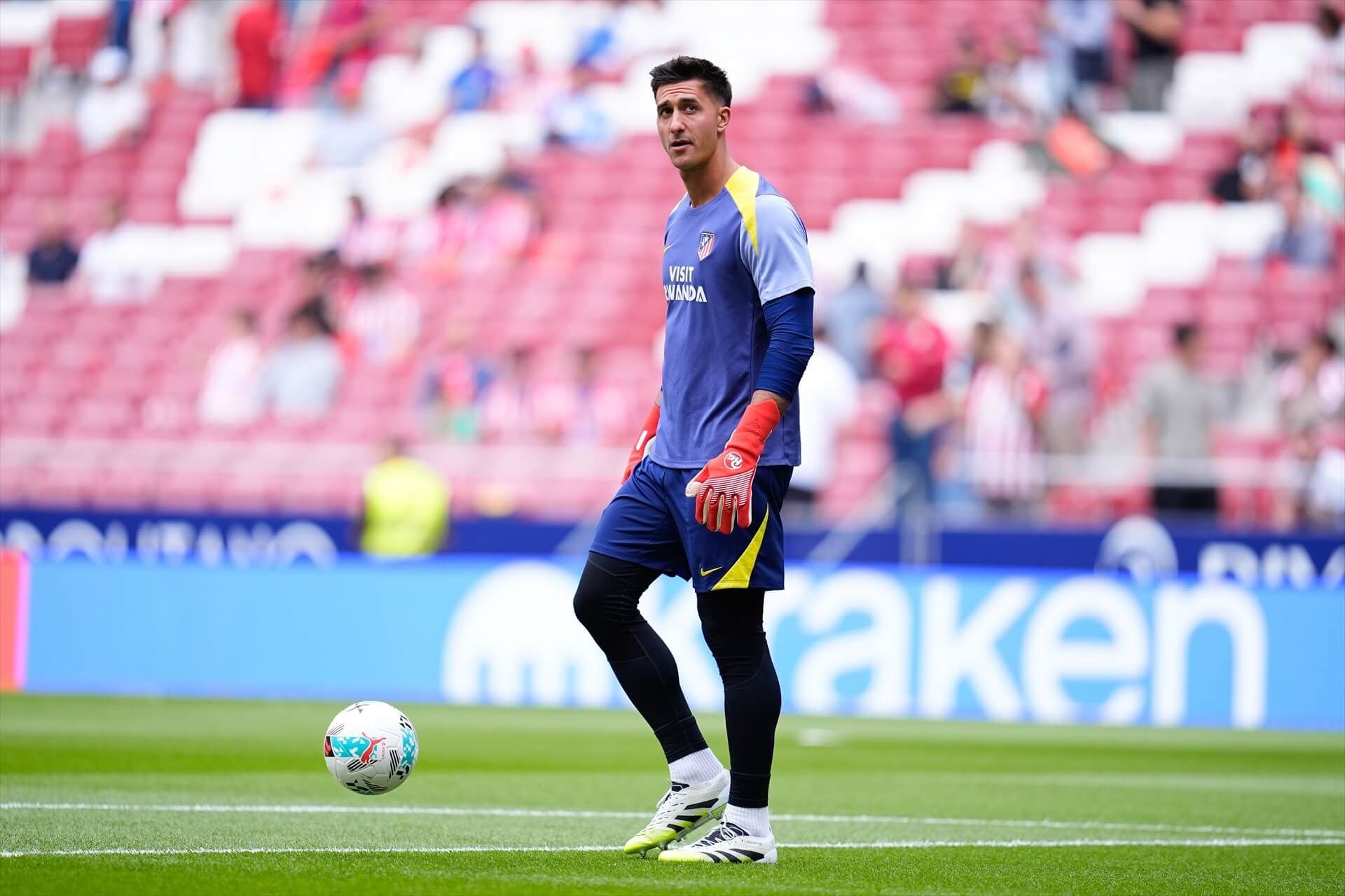  Juan Musso, en un calentamiento del Atlético de Madrid.