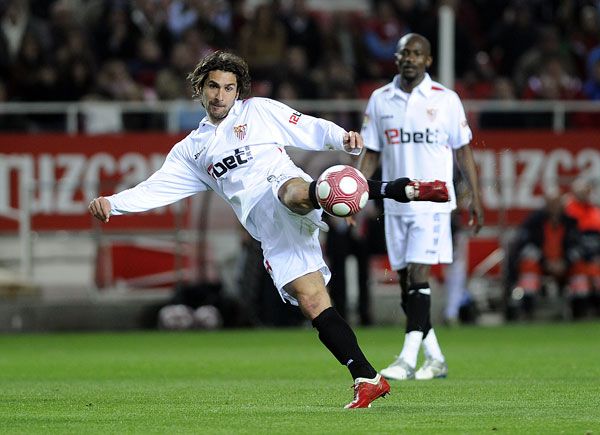  Julien Escudé rematando un balón, en la temporada 09/10.