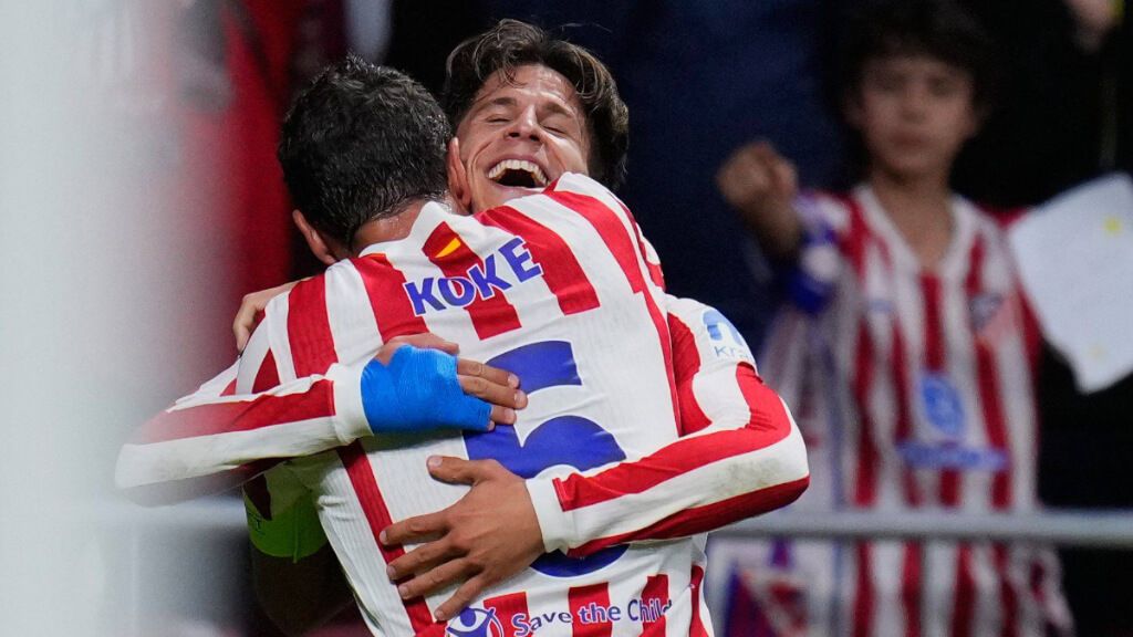  Giuliano Simeone y Koke se abrazan tras un gol del Atleti (Cordon Press)