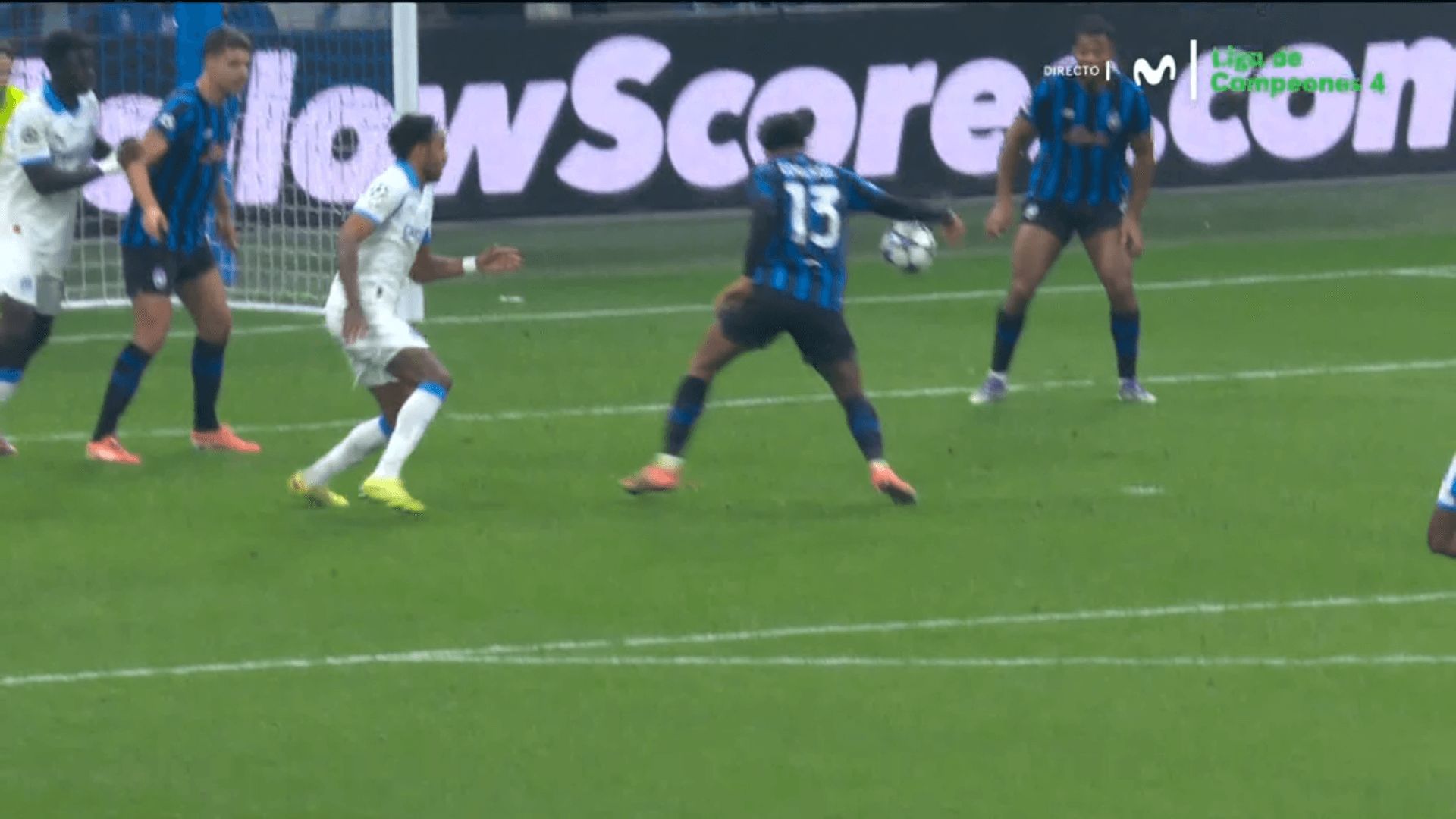La mano de Ederson en el Marsella-Atalanta.