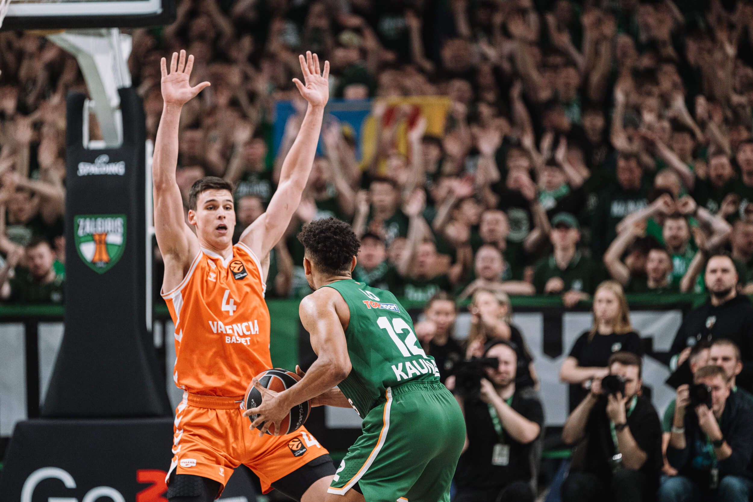 La racha del Valencia Basket finaliza en una dura batalla en pista del líder (86-77)