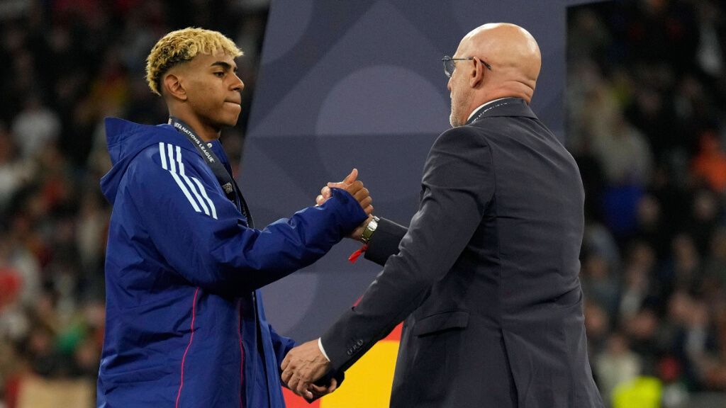  Lamine Yamal y Luis de la Fuente tras un partido de la Selección Española (Fuente: Cordon Press)