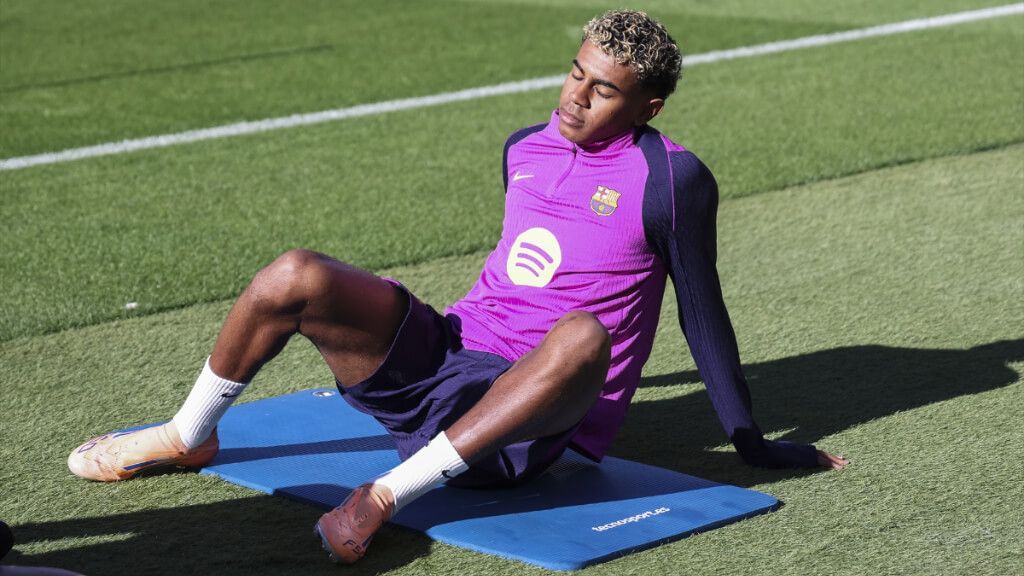 Lamine Yamal, ejercitando su recuperación de la pubalgia en un entrenamiento del Barça (Europa Press)
