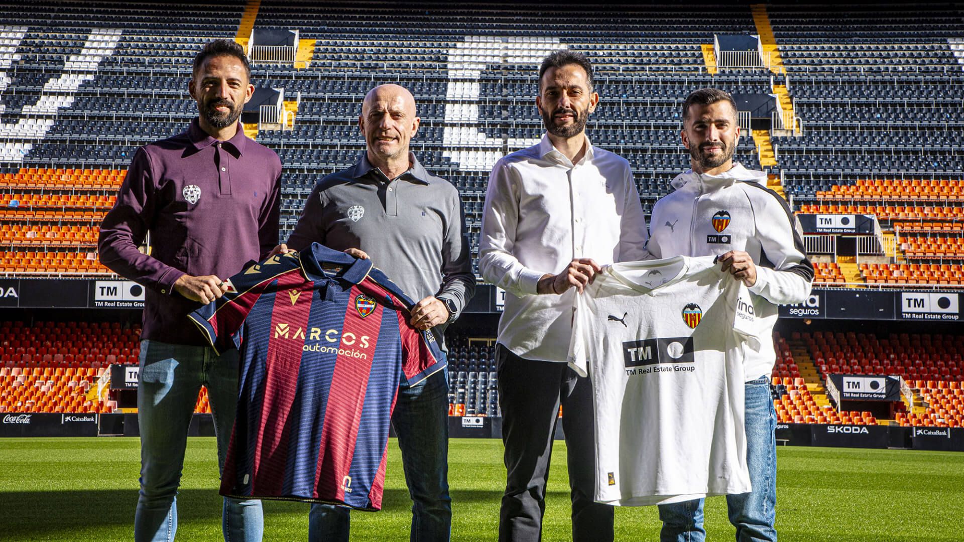 Los entrenadores y capitanes del derbi valenciano posan en Mestalla.