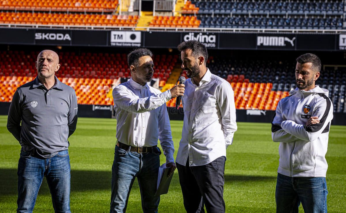 Los entrenadores y capitanes del derbi valenciano posan en Mestalla.
