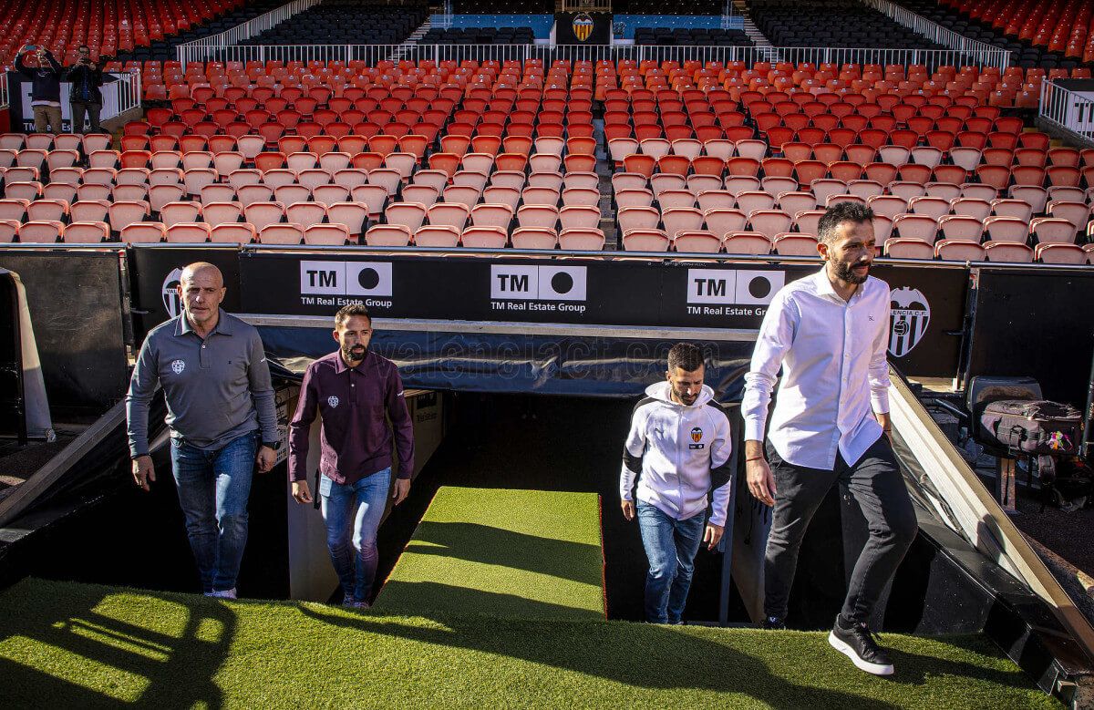 Los entrenadores y capitanes del derbi valenciano posan en Mestalla.