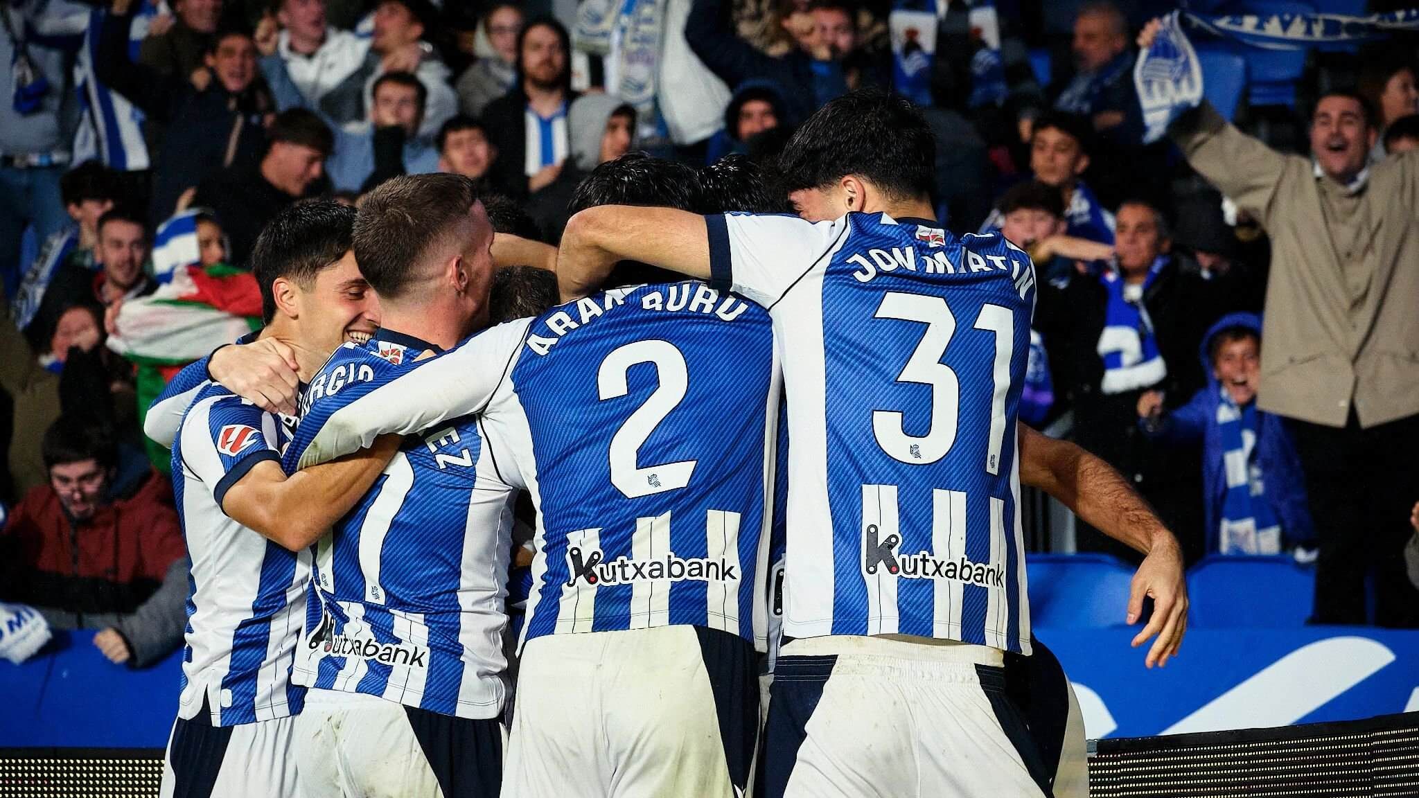  Los jugadores de la Real Sociedad celebran un gol en el derbi.