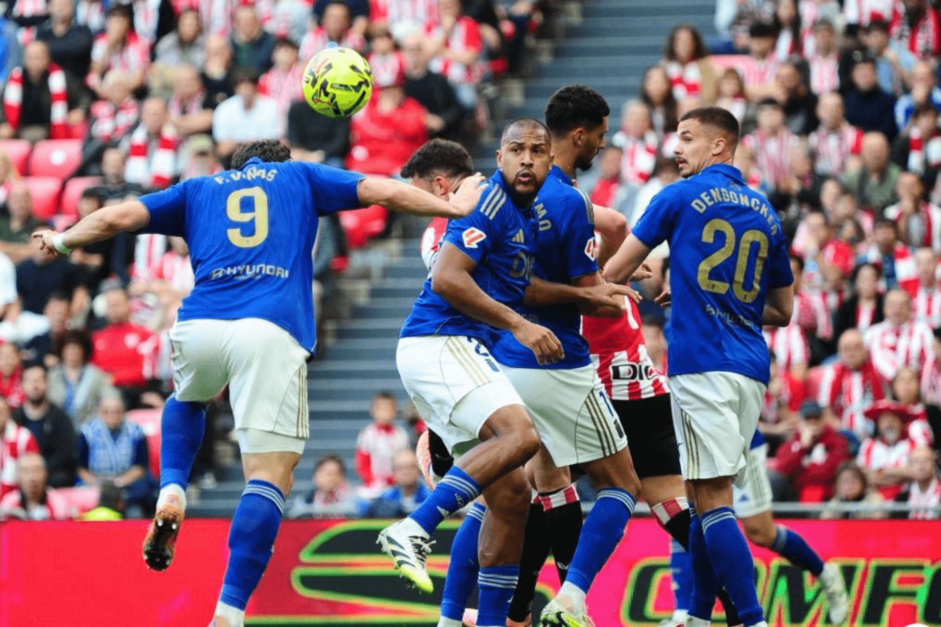  Los jugadores del Real Oviedo, en el duelo ante el Athletic.