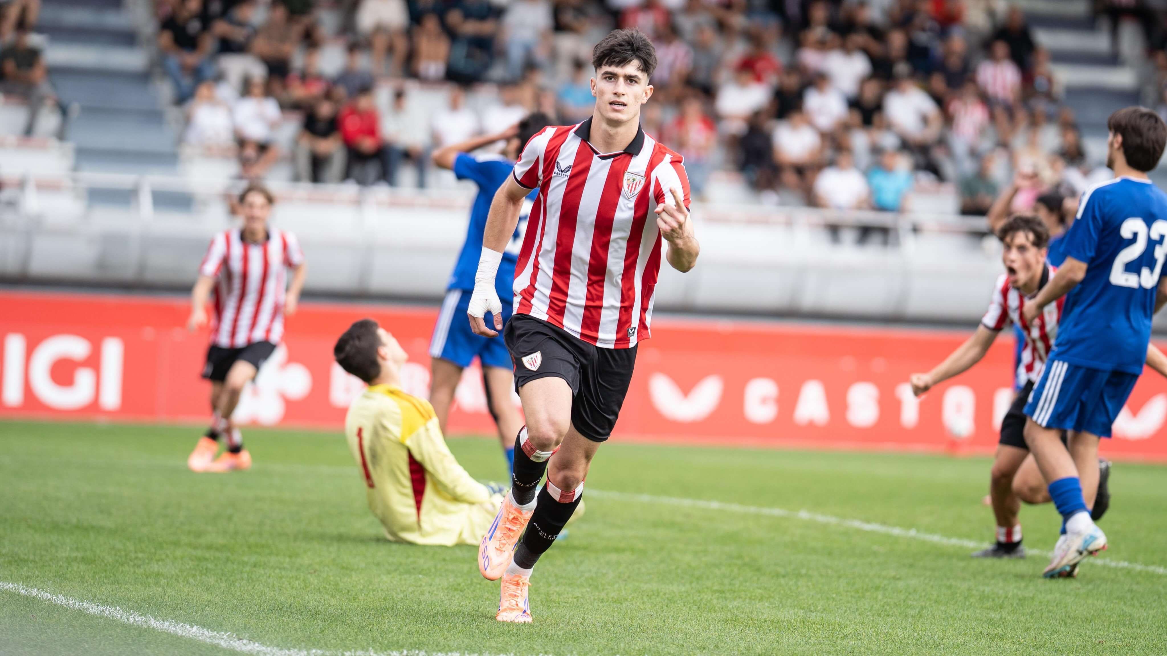 Manex Lozano anota un gol en la UEFA Youth League.
