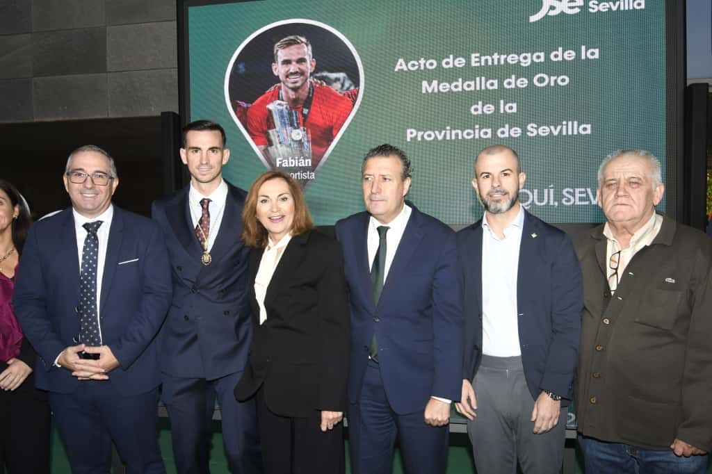  Manu Fajardo, junto a Fabián, en la entrega de la Medalla de la Provincia.