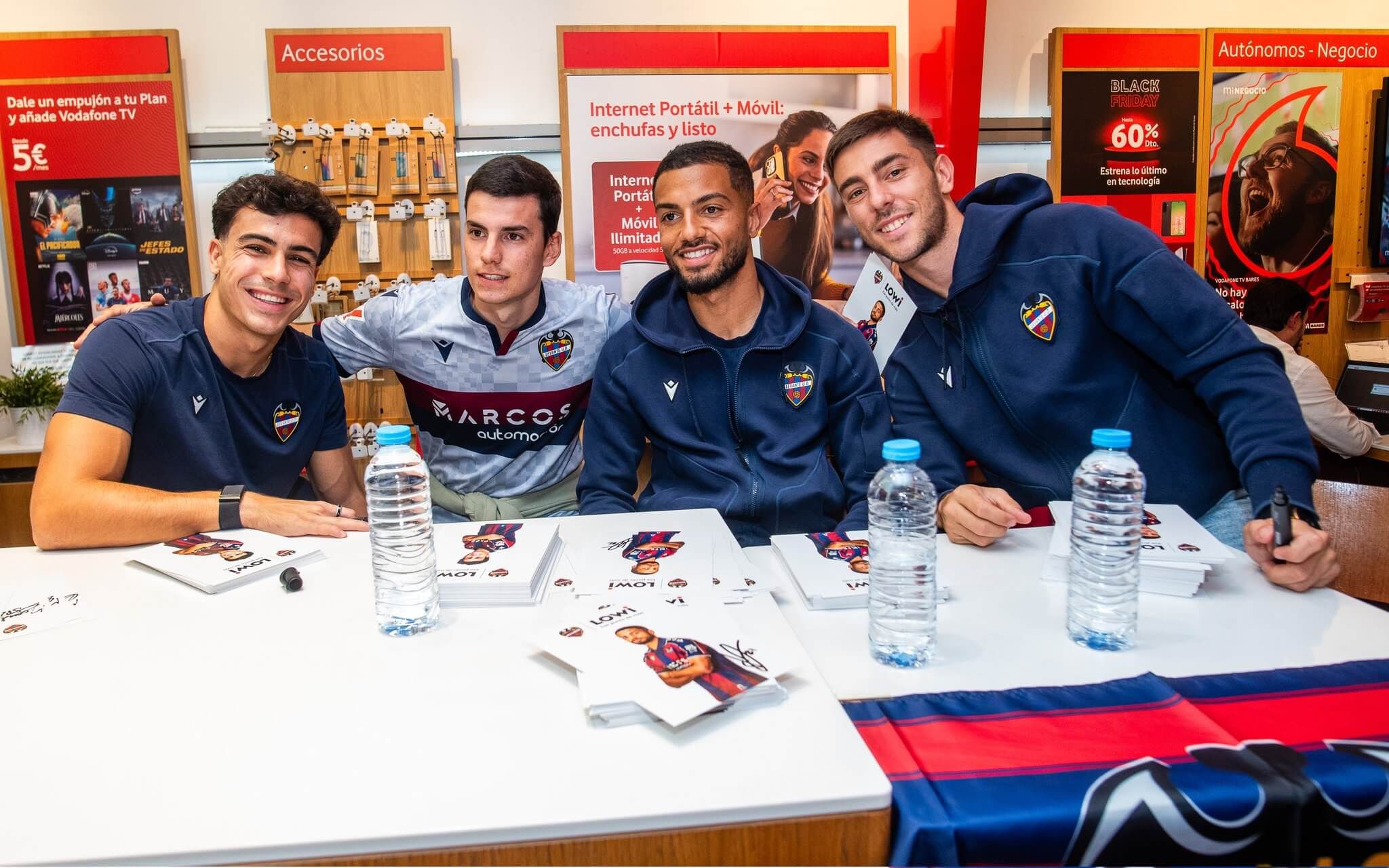 Manu Sánchez, izquierda, firma autógrafos hoy
