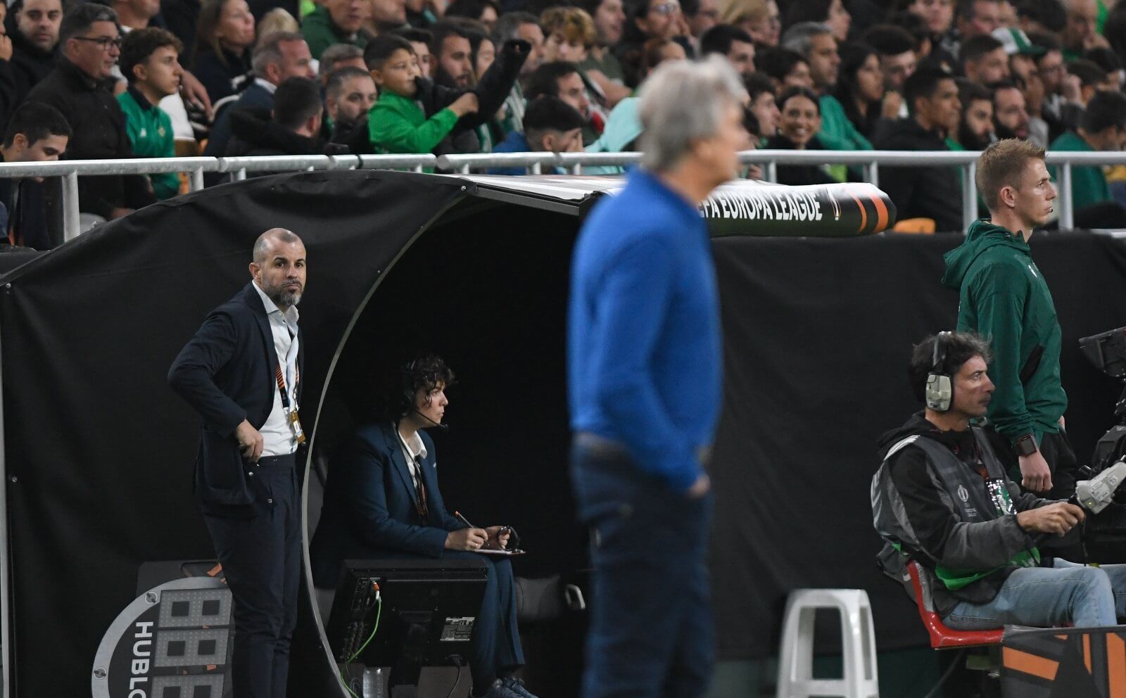  Manuel Pellegrini y Manu Fajardo, en un partido del Betis.