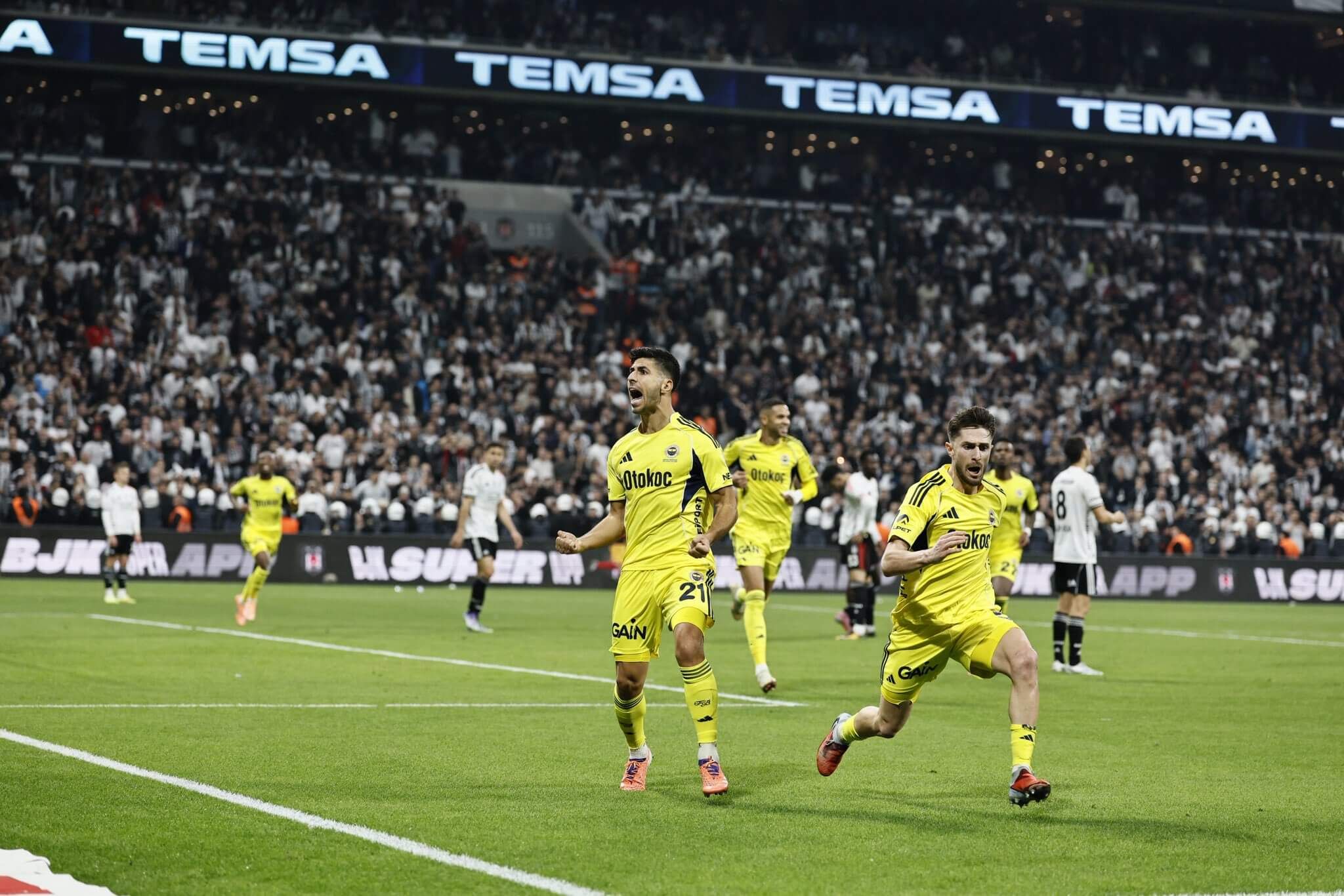 Marco Asensio celebra un gol con el Fenerbache.