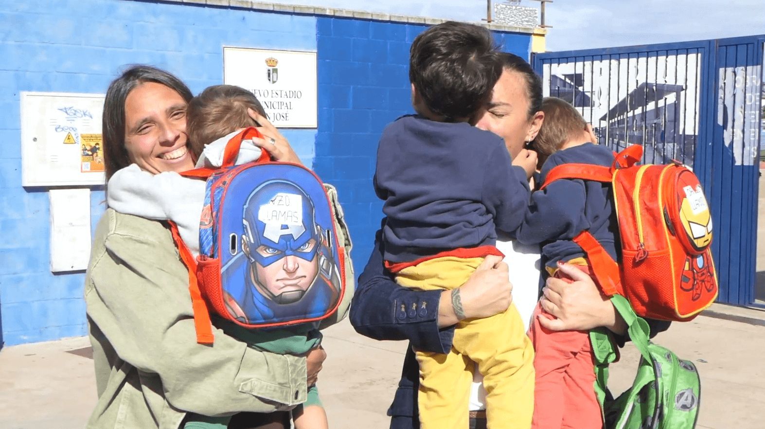 María Pry y Ana Llamas abrazan a sus trillizos a la salida de la guardería.