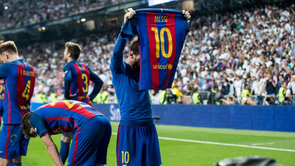 Messi enseña su camiseta al Bernabéu en 2017 (Cordon Press)