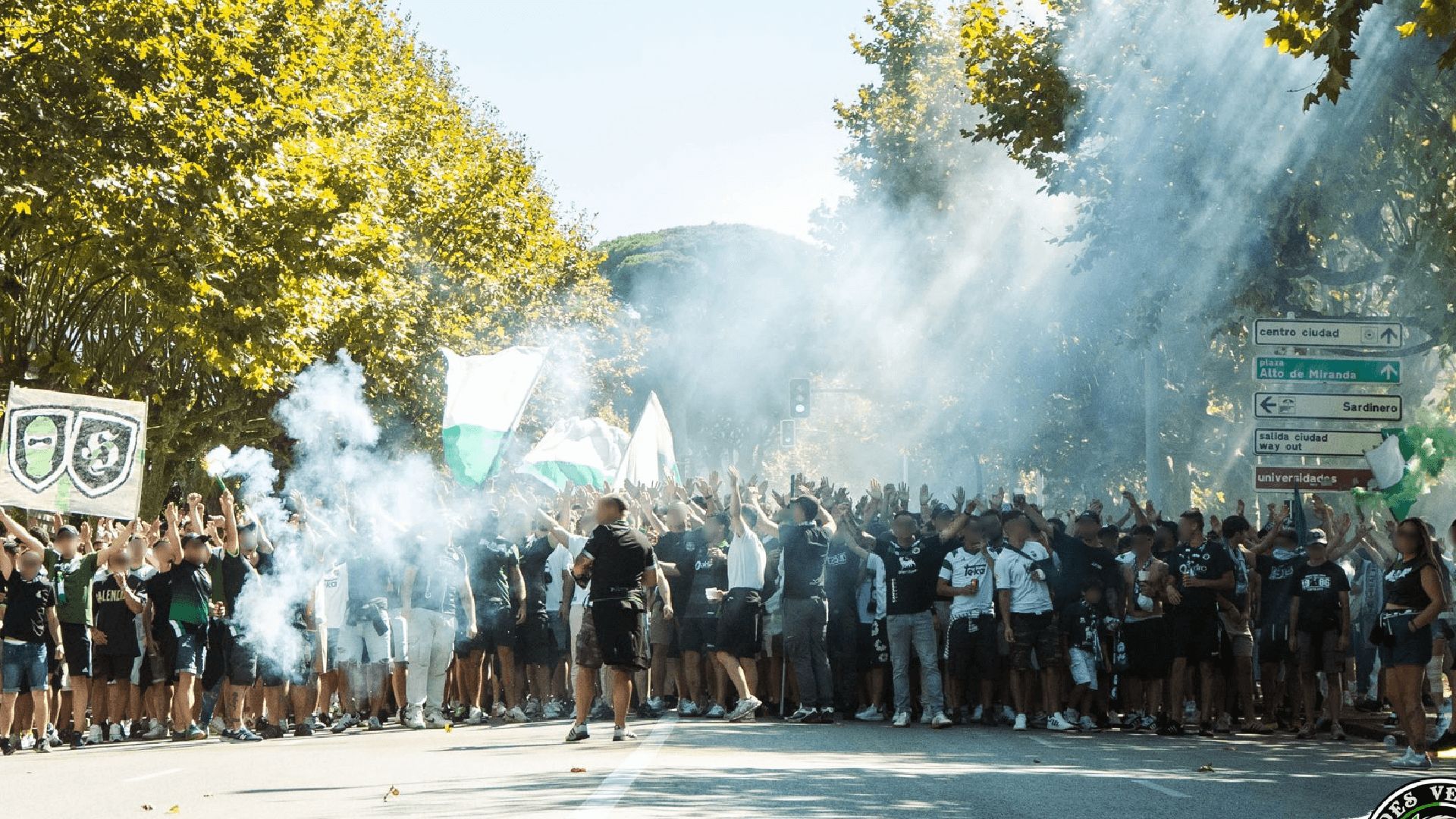 Miembros de Juventudes Verdiblancas, ultras del Racing.