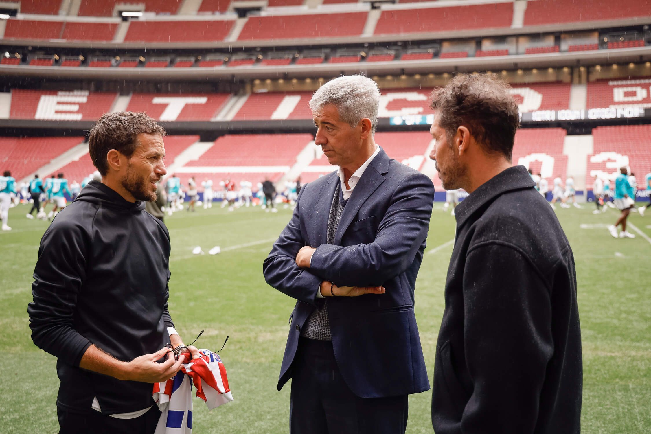  Mike McDaniel, Gil Marín y Simeone posan en el Metropolitano.